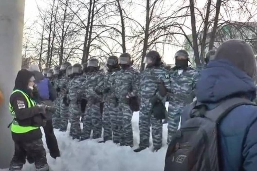 В Екатеринбурге во время шествия в поддержку Навального произошло задержание, вышел ОМОН