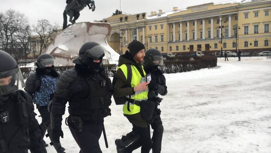 В Петербурге начали задерживать журналистов