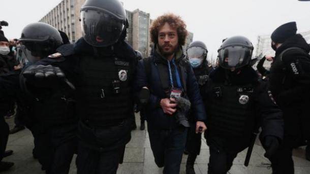 На протестном митинге в Москве задержали известного блогера Варламова