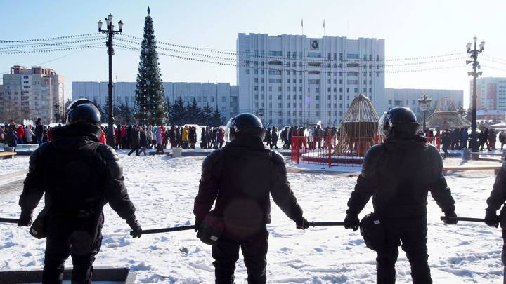 Московскую полицию провоцируют, но она действует сдержанно