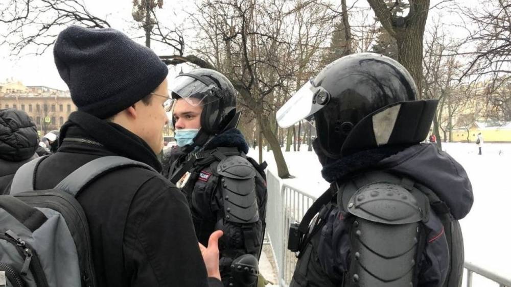 Участники незаконной акции в центре Москвы напали на полицейских