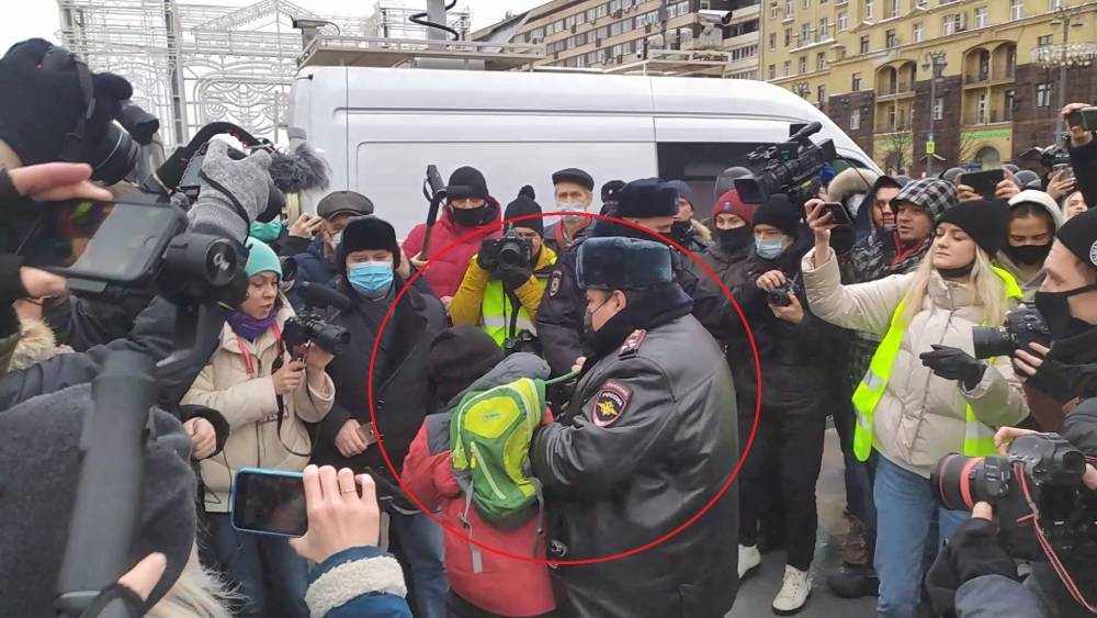На протестах в России силовики задержали ребенка: шокирующее видео