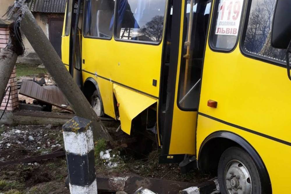 Во Львовской области столкнулись поезд и пассажирский автобус: есть пострадавшие