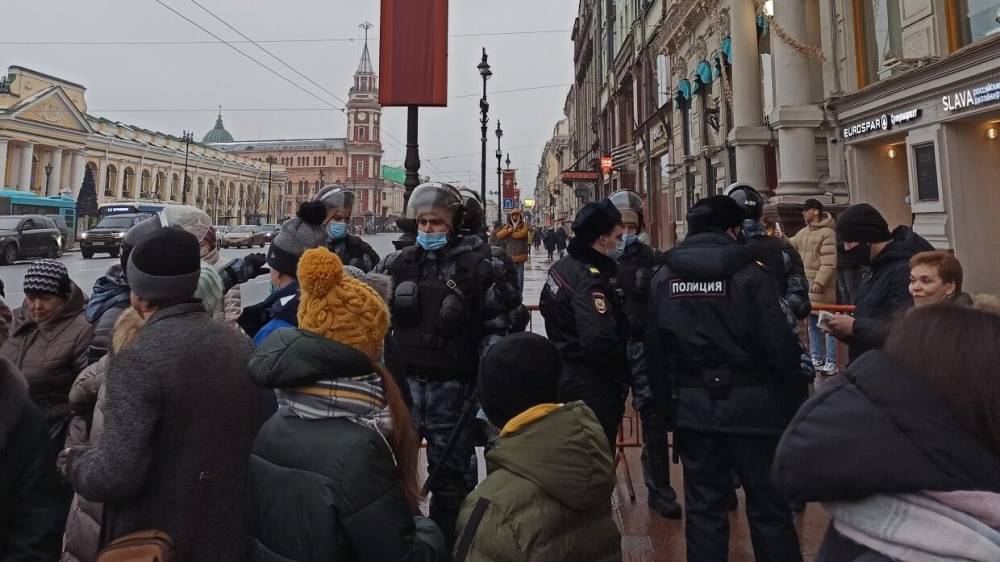 Петербуржцы начали покидать незаконный митинг в поддержку Навального