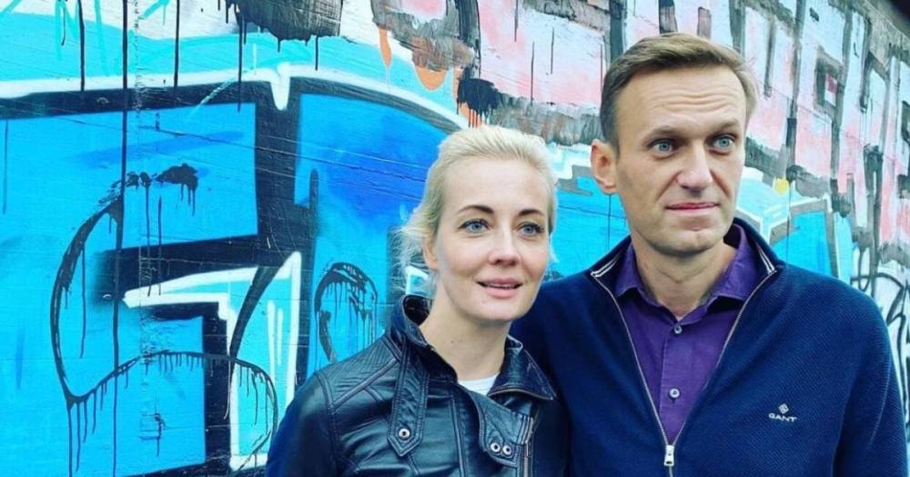 Жену Навального задержали на митинге и поместили в автозак