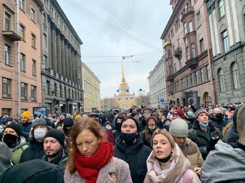 В Петербурге задерживают участников несанкционированной акции, люди вышли на проезжую часть