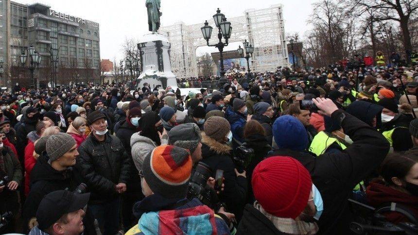 «Не будьте как звери!» — протестующие жестоко избили мужчину в центре Москвы