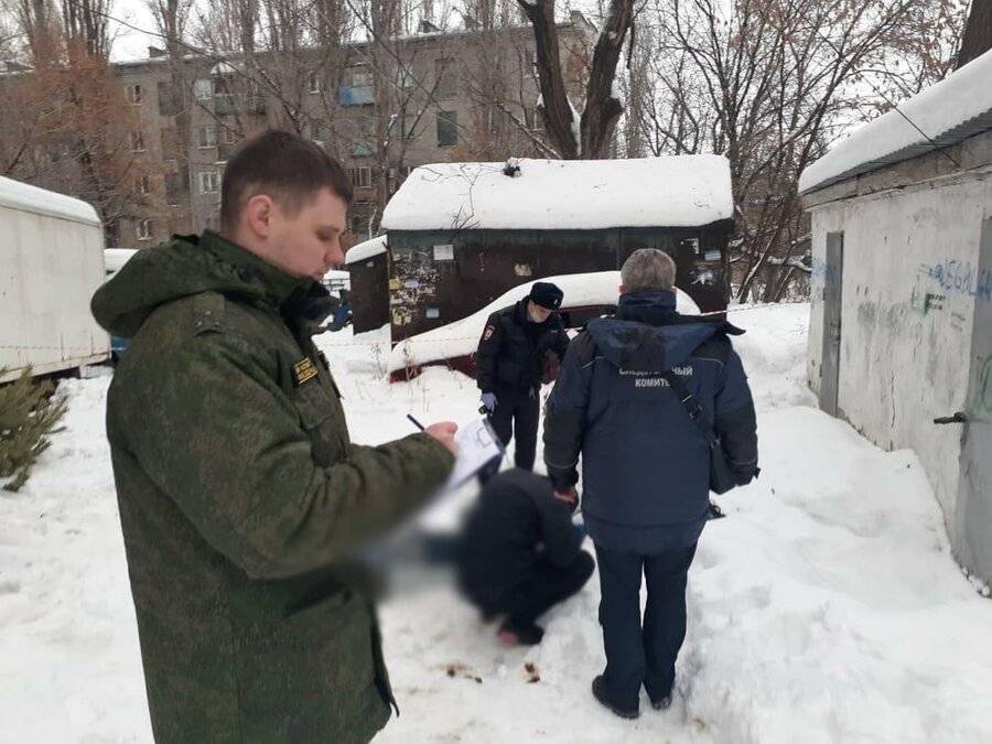 В Саратове школьник погиб из-за падения льда с крыши дома