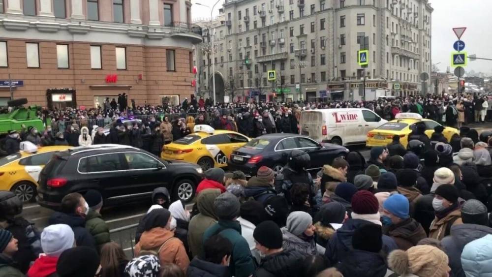 Митингующие в Москве избили противника Алексея Навального