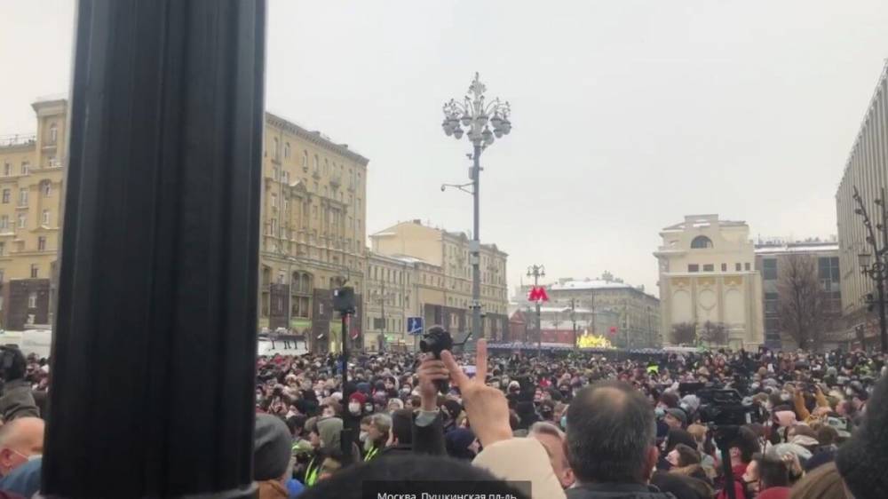Сторонники Навального избили участника незаконного митинга в Москве