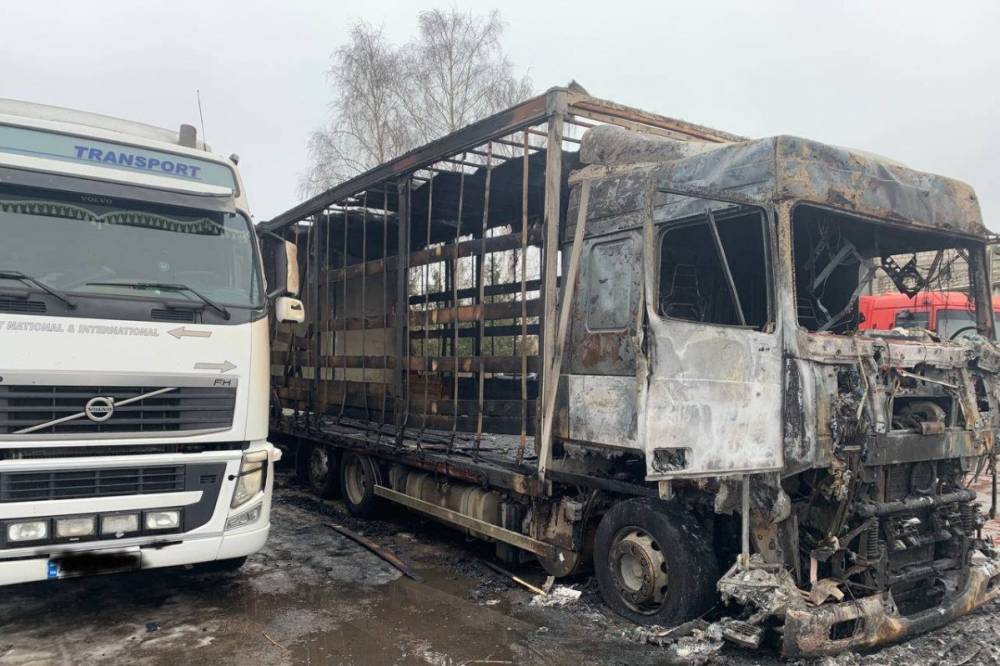 В Харьковской области дотла сгорела припаркованная фура: водитель погиб