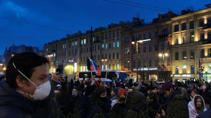 Протестующие в Петербурге собрались на Марсовом поле и на площади Восстания