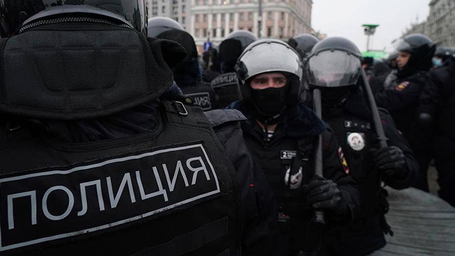 СК начал проверку по фактам нападений на полицейских в Москве
