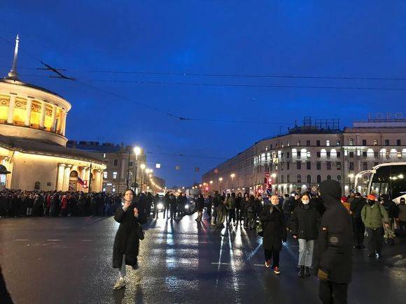 Тысячи протестующих добрались до площади Восстания, силовики начали стягивать все силы к Московскому вокзалу (видео)