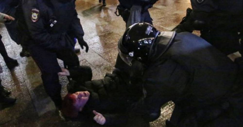 Протесты в РФ: у "Матросской тишины" ОМОН избивает митингующих ногами и дубинками