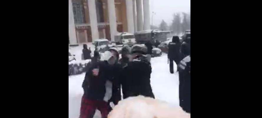 Участники несанкционированного митинга в поддержку навального устроили драку с сотрудниками полиции в Петрозаводске (ВИДЕО)