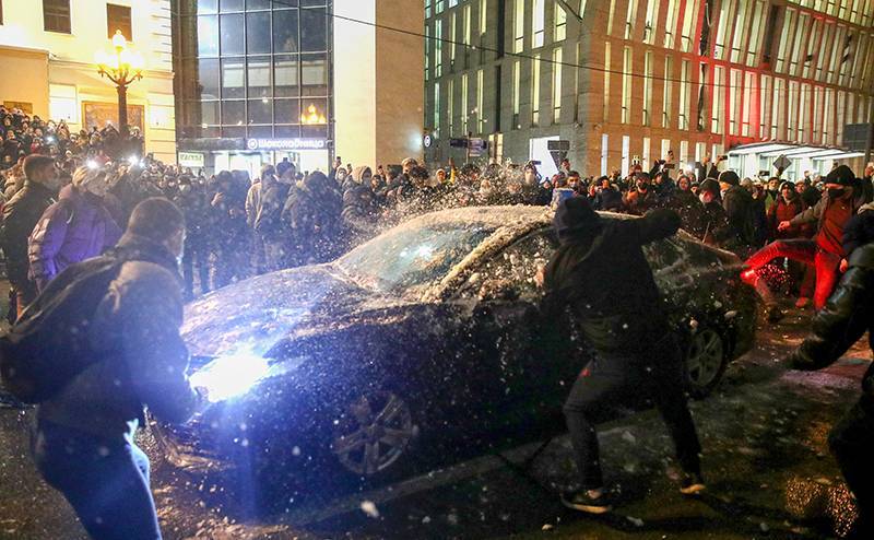Митингующие в Москве выбили глаз водителю автомобиля с «мигалкой»