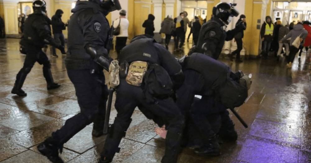 Митинги в России: полиция задержала 3454 человека и избила беременную девушку (видео)