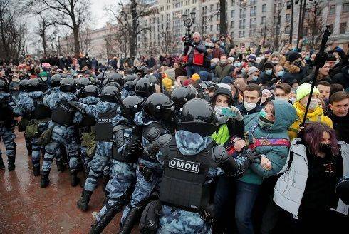 Фото дня: Как полиция разгоняла, задерживала и избивала участников акции «Свободу Навальному!» в Москве