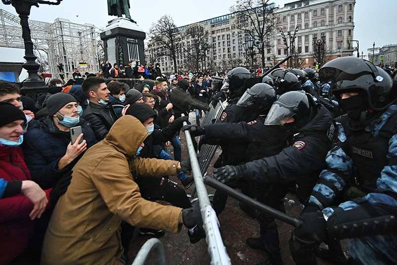 Эксперт: Полиция действовала против навальнистов мягко, на Западе...