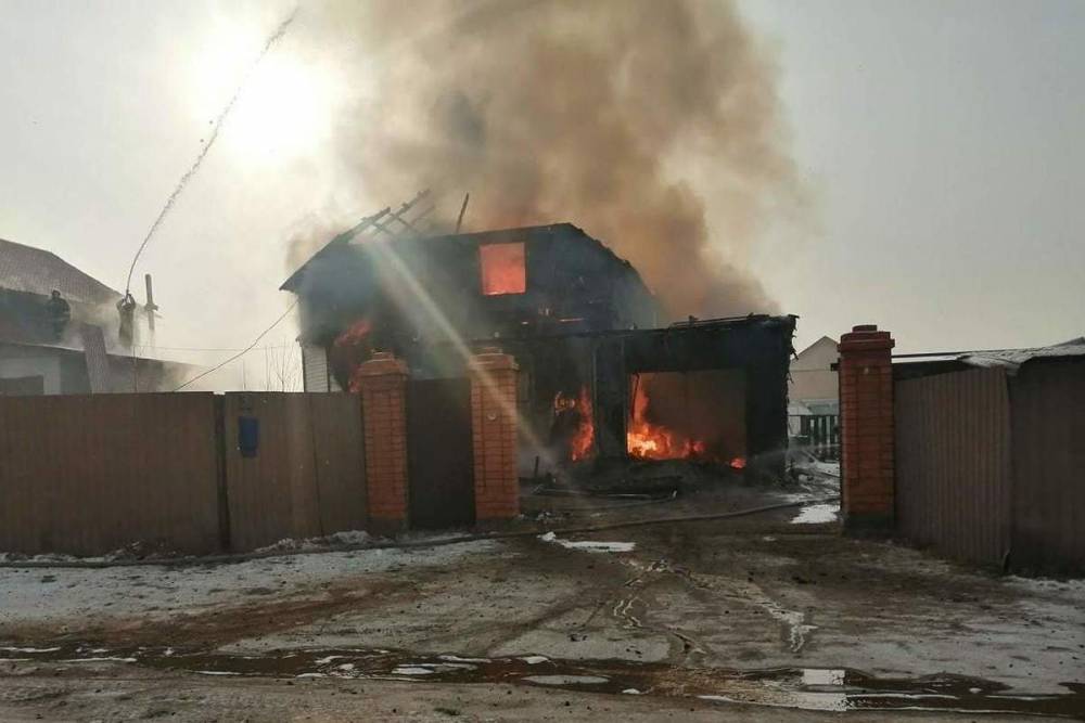 Двухэтажный дом сгорел в селе Смоленке под Читой