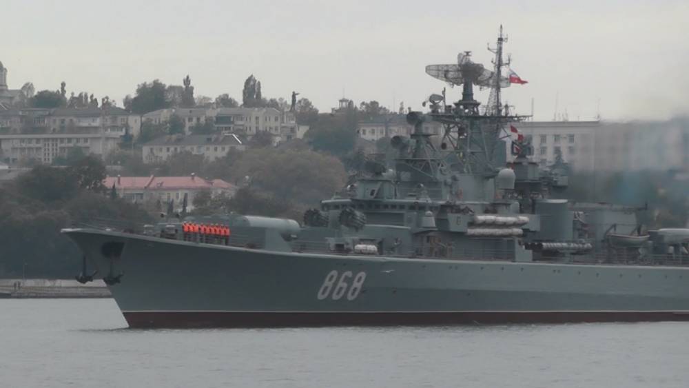 Российские корабли сопровождают эсминец ВМС США в акватории Черного моря