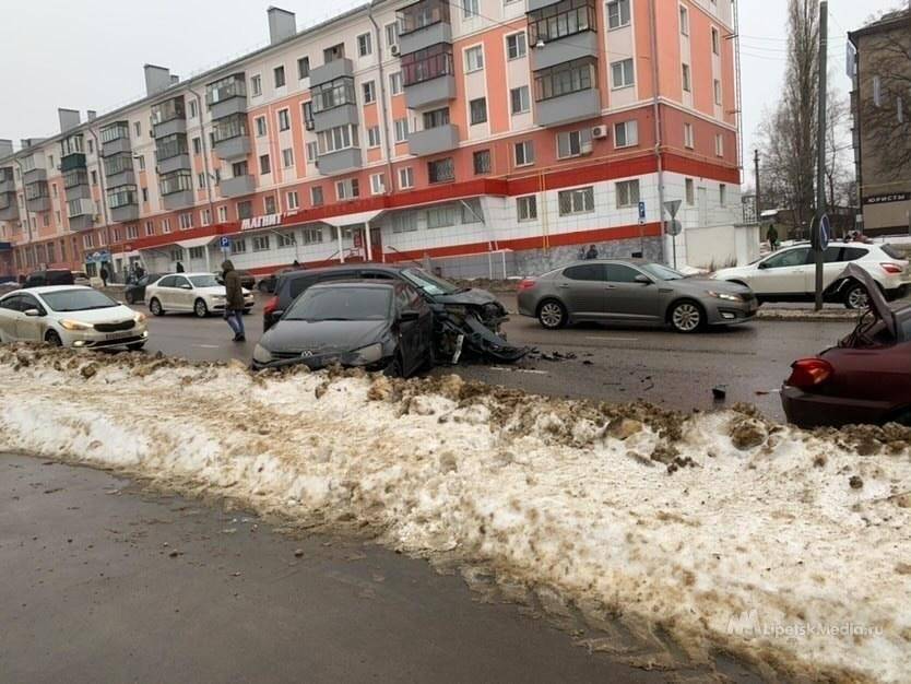 Тройное столкновение автомобилей случилось в Липецке