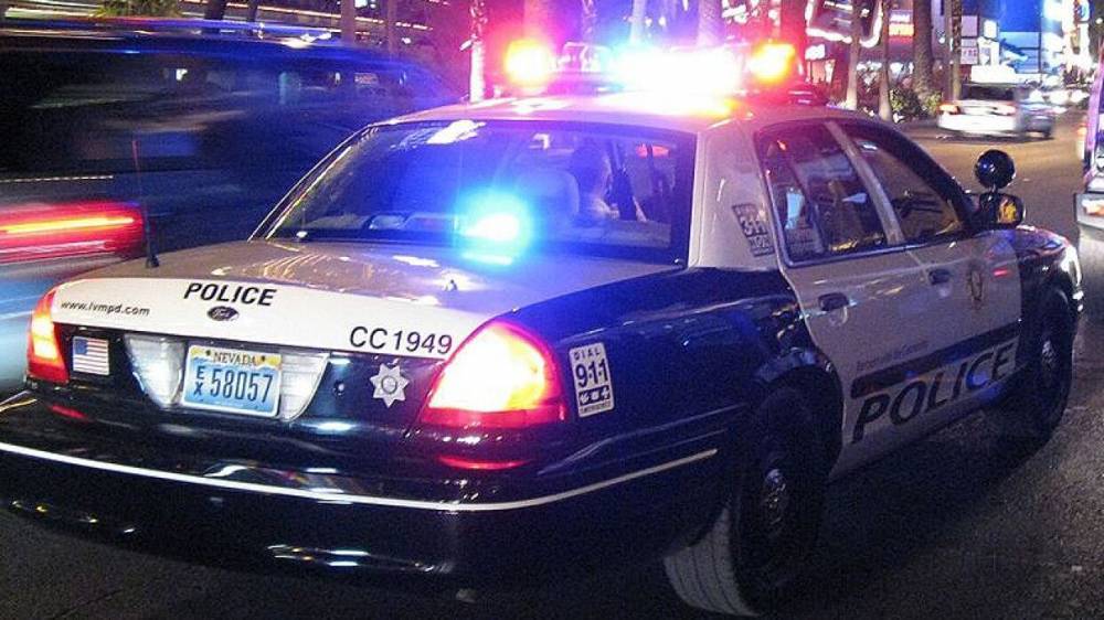 Полицейский из США сбил мужчину при прорыве через толпу стритрейсеров