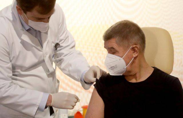 Премьер-министр Чехии Бабиш получил вторую дозу вакцины от коронавируса