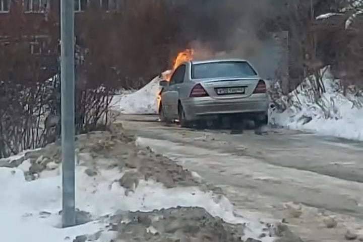 На улице Мервинской в Рязани сгорел «Мерседес»