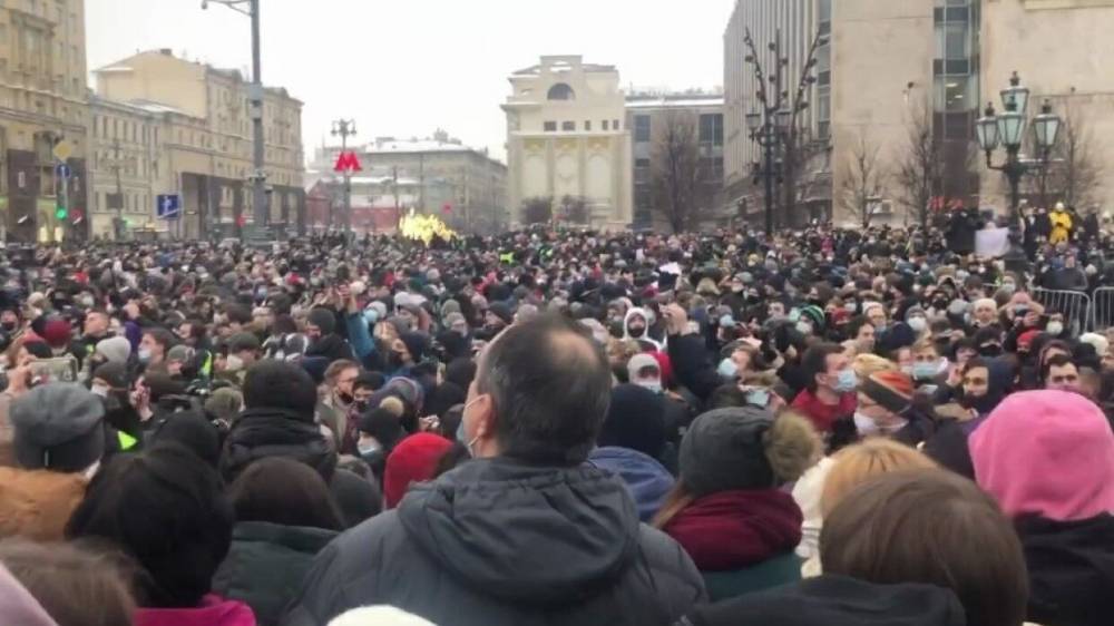 Навальный заработал на митингах, сидя в изоляторе