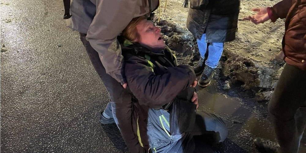 Протесты в России. Женщина попала в реанимацию после того, как ОМОНовец ударил ее ногой в живот — видео