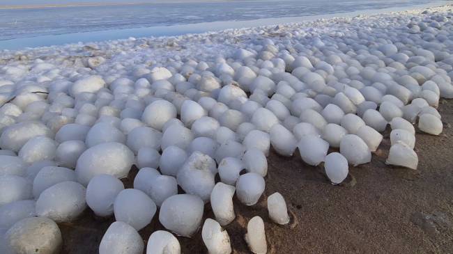На Балтике появились таинственные гигантские ледяные шары