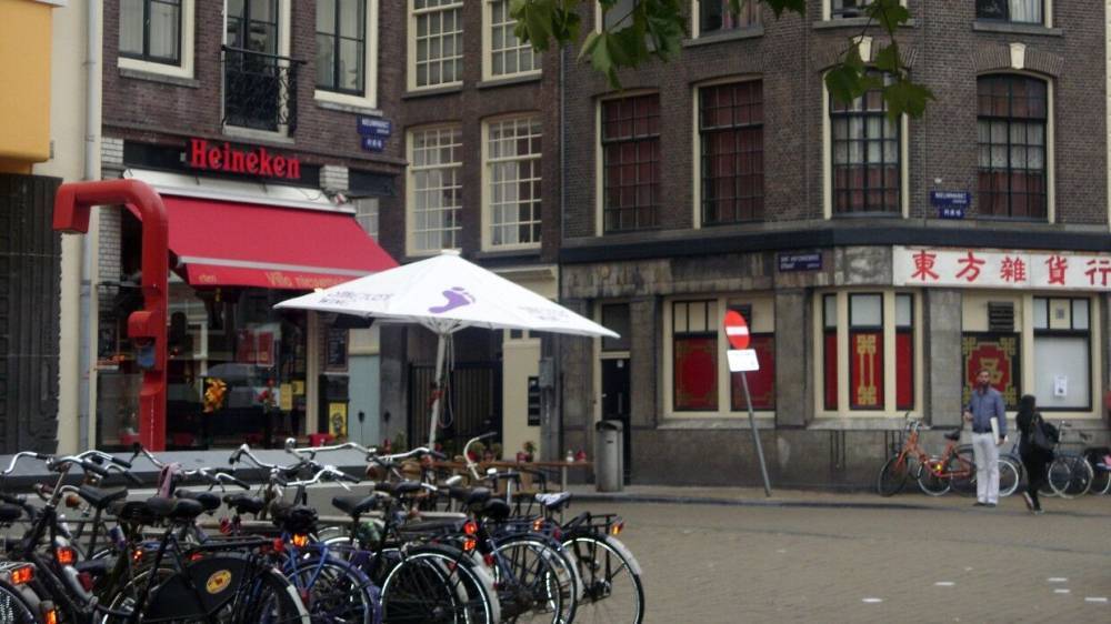 Нидерландцы в знак протеста разгромили улицы Амстердама и Эйндховена