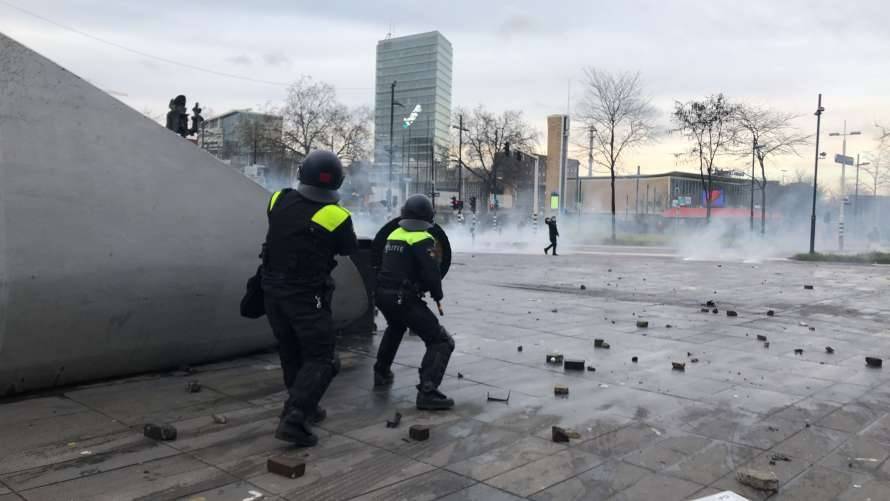 Полиция Нидерландов применила водометы и дубинки против протестующих (видео)