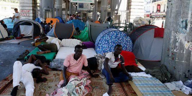 В Париже около 300 мигрантов захватили здание