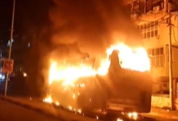Ортодоксы сожгли автобус на улицах Бней-Брака и едва не избили своего мэра