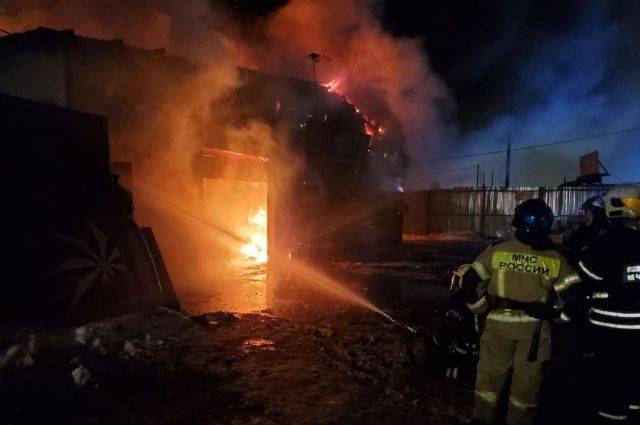 В Подмосковье пожарные потушили крупное возгорание в здании автосервиса