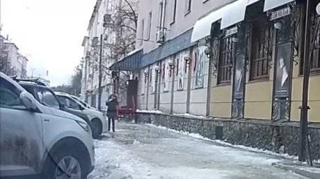 Ангел-хранитель рядом: в Пензе сняли на видео падение снежной глыбы