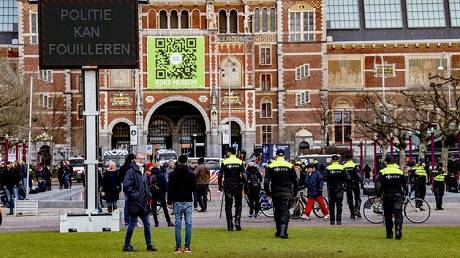 В Нидерландах вспыхнули мощные протесты против карантина (ВИДЕО)