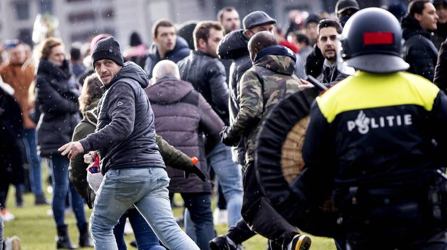 В Нидерландах полиция применила водометы и слезоточивый газ для разгона демонстрантов
