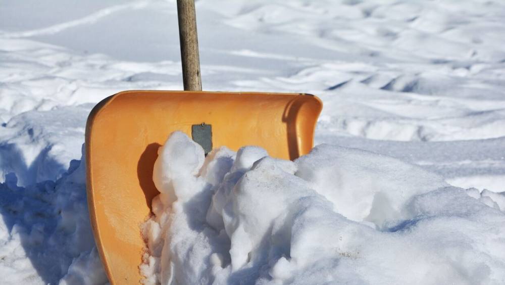 Губернатор Иван Белозерцев заставляет мэра Пензы расчищать снег лопатой