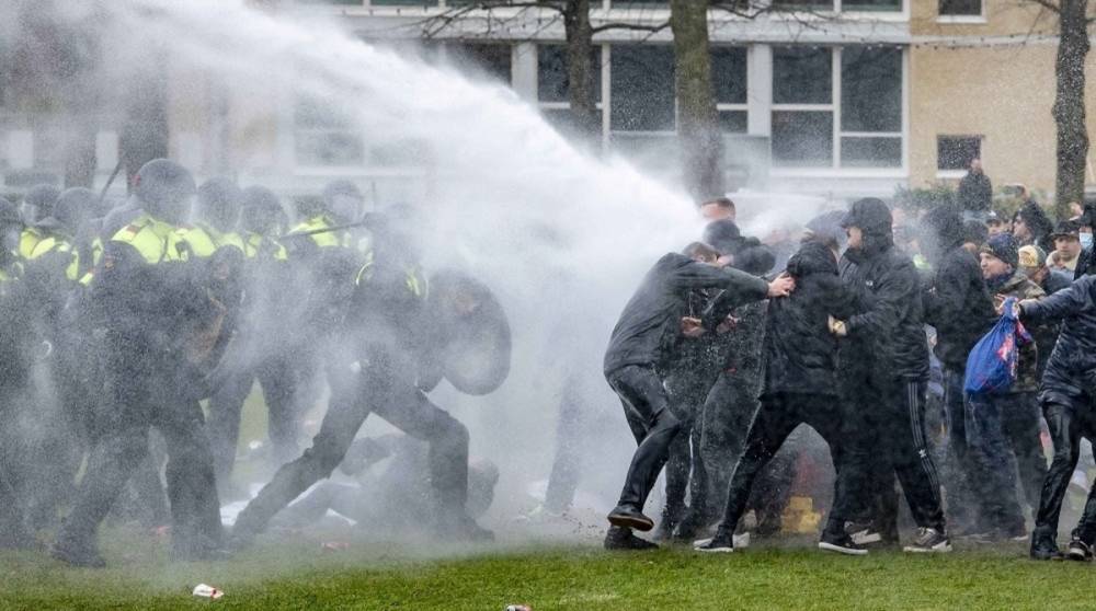 В Нидерландах протестующие сожгли пункт тестирования на COVID