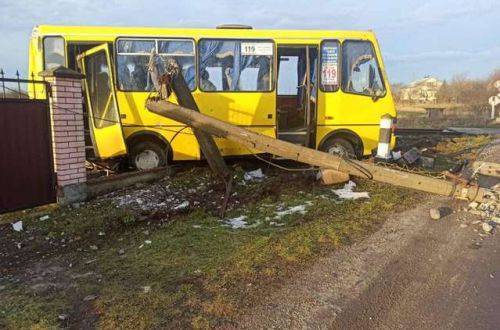 Во Львовской области столкнулись поезд и маршрутка, два человека госпитализированы, один из них умер