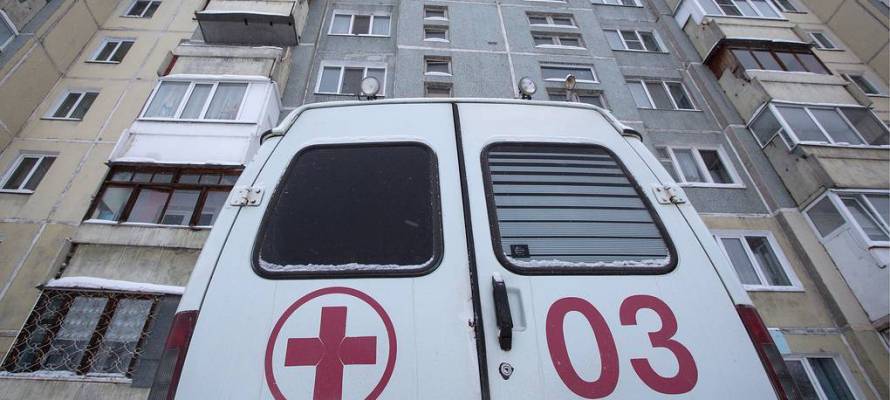Девушка в Петрозаводске выпала из окна многоэтажки