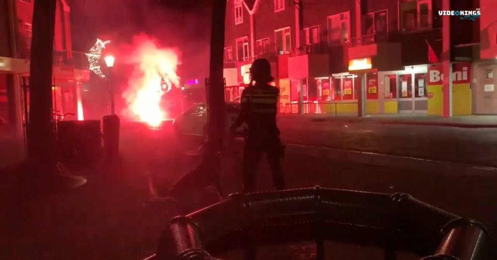 Подожгли пункт тестирования, грабили магазины и уничтожали авто: в Нидерландах устроили беспорядки из-за карантина