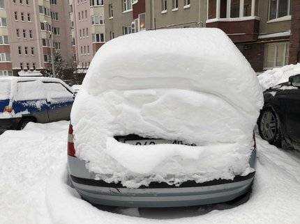 В Уфе после снегопада пострадали три автомобиля