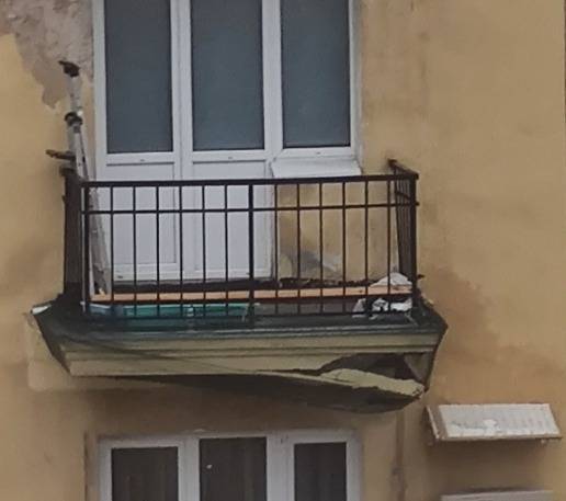 Петербуржцы пожаловались на балкон жилого дома, который вот-вот рухнет