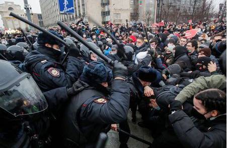 Протестная активность россиян может повлечь внеплановый рост госрасходов - аналитики