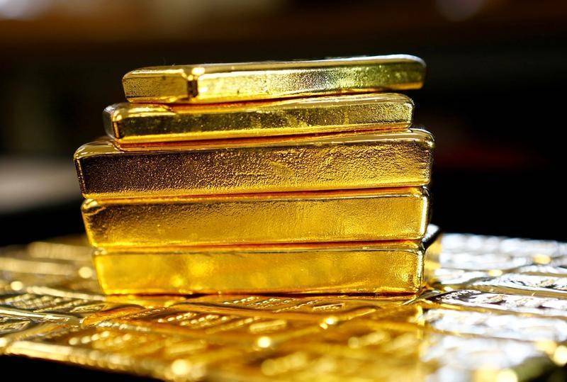 Цены на золото выросли благодаря слабому доллару, в фокусе - стимулы Байдена